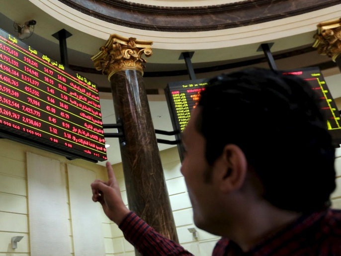 ‪أحد المتعاملين ببورصة القاهرة يشير إلى شاشة ترصد أداء الأسهم‬ (رويترز-أرشيف)