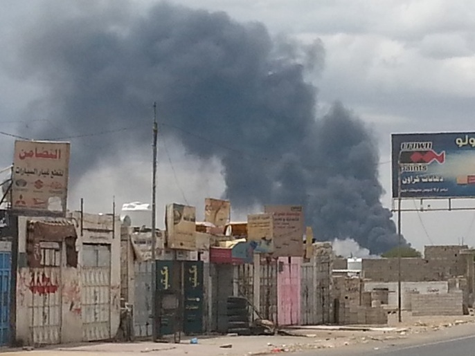 ‪سحب الدخان تتصاعد من قاعدة الديلمي الجوية ومطار صنعاء‬  (الجزيرة)