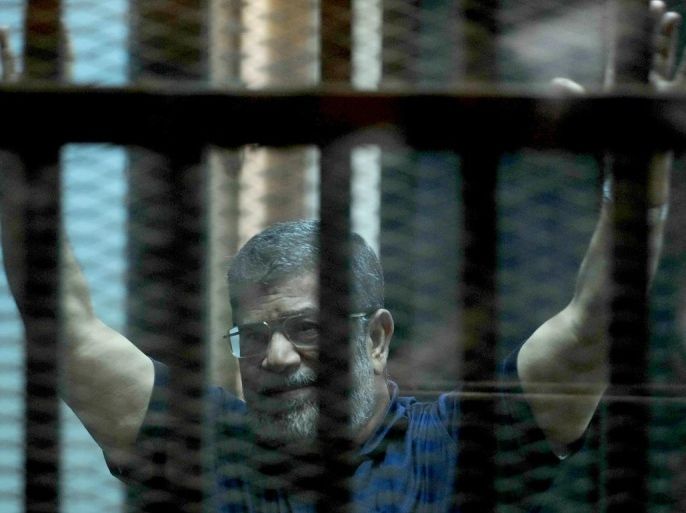 قضت محكمة مصرية، اليوم السبت، بإحالة أوراق الرئيس المصري المعزول محمد مرسي (في الصورة) و105 آخرين، إلى المفتي، لاستطلاع الرأي الشرعي في إعدامهم، في القضية المعروفة إعلاميا بـ"اقتحام السجون"، وفق مراسل وكالة "الأناضول". وهذه الحالة الأولى في تاريخ مصر الذي يحال فيها رئيس إلى المفتي. وفق جلسة النطق بالحكم، التي أذاعها التلفزيون الرسمي المصري على الهواء مباشرة، فإن محكمة جنايات القاهرة، أمرت بإحالة أوراق مرسي، و105 آخرين، للمفتي، لاستطلاع رأيه في إعدامهم في قضية "اقتحام السجون"، وحددت جلسة 2 يونيو/ حزيران المقبل للنطق بالحكم النهائي.