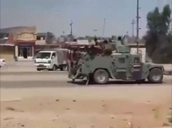 صور بثها ناشطون تظهر هروب الجيش العراقي من الرمادي باتجاه قاعدة الحبانية الجوية