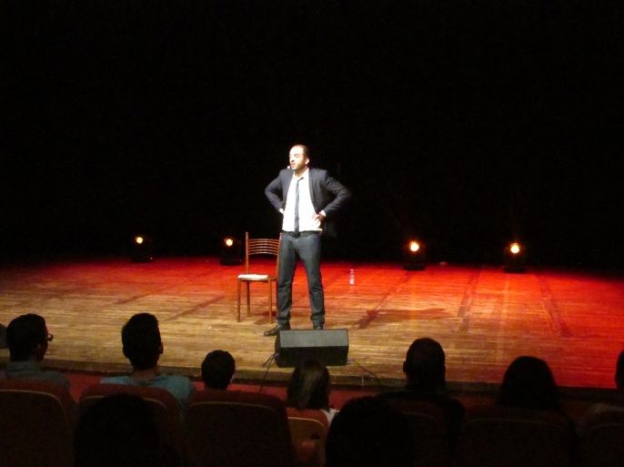 الكوميديان فوضيل كيبو في عرضه بمهرجان الجزائر الدولي للضحك والكوميديا