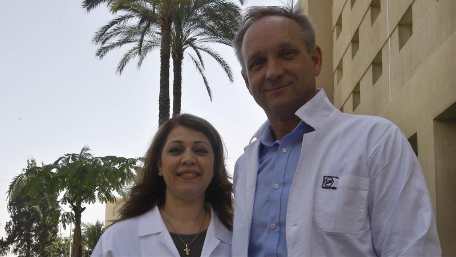 ‪الطبيبة والباحثة اللبنانية رندا العاقوري والبروفيسور ماتس برانستروم يسعيان لافتتاح المركز الأول لزرع الأرحام في الشرق الأوسط وشمال أفريقيا في بيروت‬ (الأناضول)