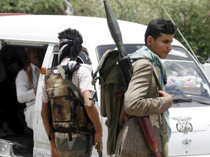 Fighters of the Popular Resistance Committees man a checkpoint in Yemen's southwestern city of Taiz May 14, 2015. REUTERS/Stringer
