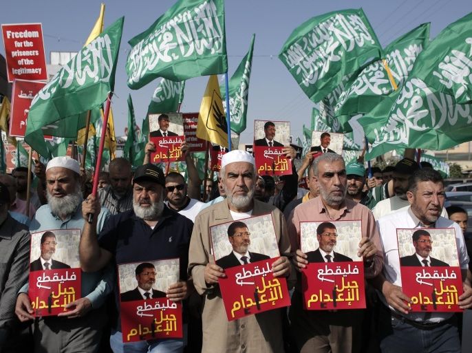 Leader of the radical northern wing of the Islamic Movement in Israel, Sheikh Raed Salah (C) attends a demonstration organised by the movement against the death sentence to Egypt's ousted president Mohamed Morsi, in the town of Kfar Kana, in northern Israel, on May 23, 2015. Morsi was among more than 100 defendants ordered by an Egyptian court to face the death penalty for their role in a mass jailbreak during the 2011 uprising. His rule lasted just one year before mass protests spurred then-army chief and now President Abdel Fattah al-Sisi to topple him in July 2013. AFP PHOTO / AHMAD GHARABLI