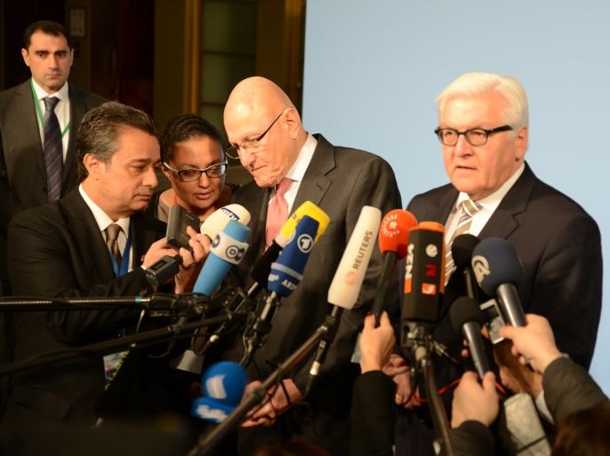 شتاينماير ورئيس الوزراء اللبناني تمام سلام خلال المؤتمر الدولي للاجئين السوريين ببرلين في أكتوبر الماضي