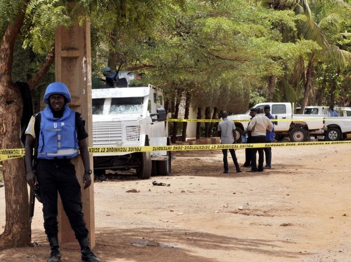 United Nations peacekeeping solders stand by a cordon set up at the site where a gunman opened fire at a UN residence in Bamako on May 20, 2015. An unidentified gunman opened fire on a United Nations residence in the Malian capital Bamako, wounding a civilian guard and damaging vehicles, the organisation's MINUSMA peacekeeping mission said. AFP PHOTO / HABIBOU KOUYATE