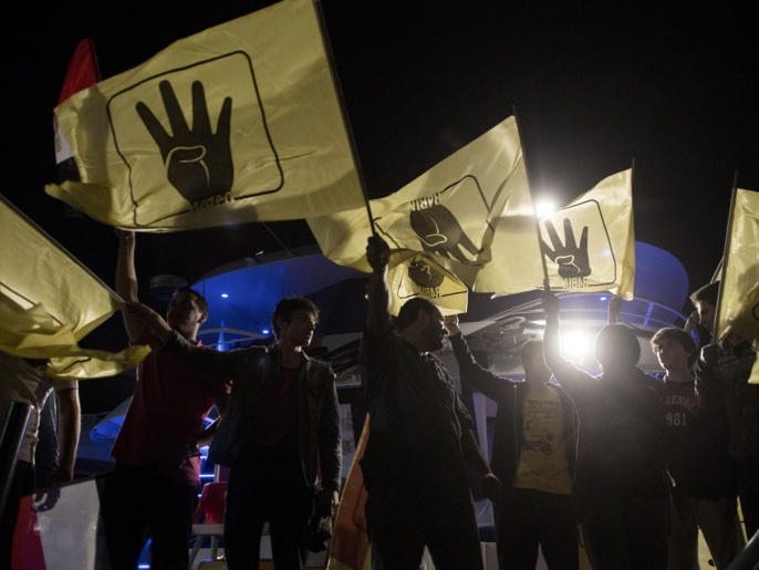 ‪متظاهرون بإسطنبول يرفعون أعلاما عليها شعار رابعة‬  (غيتي)