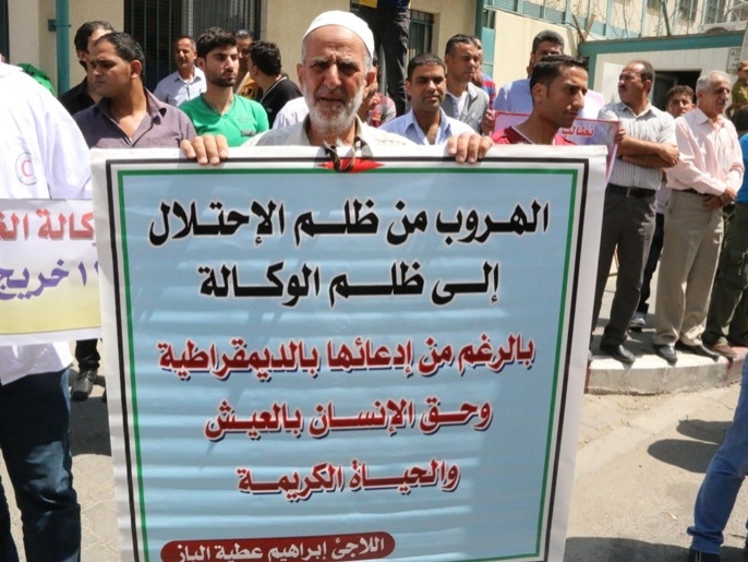 أحد اللاجئين مشاركا في الاعتصام أمام مقر أونروا بغزة احتجاجا على تقليص دعمها (الجزيرة نت)
