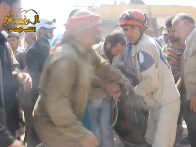 فرق الإنقاذ تسارع للبحث عن ناجين بعد قصف الطيران الحربي مدينة تل رفعت بريف حلب (ناشطون)