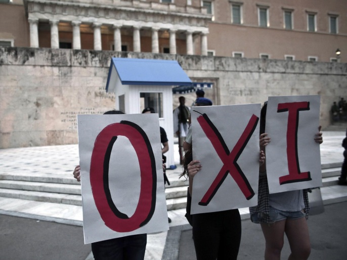 ‪محتجون أمام برلمان اليونان يحملون لافتة تعبر عن رفض شروط الدائنين‬ (غيتي/الفرنسية)