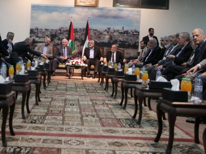 صورة أرشيفية لأحد لقاءات وفود حماس والفصائل في غزة العام الماضي والذي كان مخصص لتشكيل الحكومة