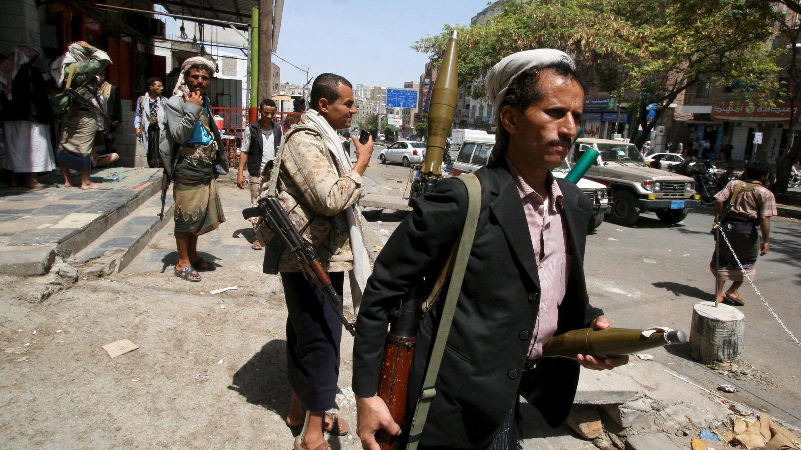 ‪(رويترز-أرشيف‬ مقاتلون من المقاومة الشعبية في أحد الشوارع بمدينة تعز خلال تصديهم لمسلحي الحوثي 
