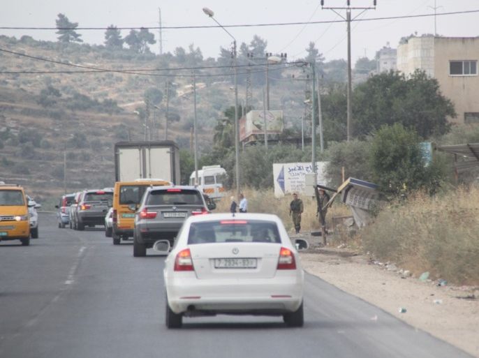 قوات الاحتلال تنصب حاجز طيارا - متنقلا- جنوب نابلس ضمن تشديدات اسرائيلية تشهدها مدن الضفة الغربية وقراها وتقوم بتفتيش المركبات