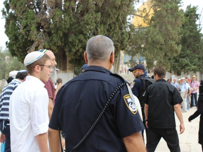 حزيران 2015 مجموعة من المستوطنين يقتحمون الأقصى بحماية شرطة الاحتلال وتظهر قبة الصخرة في مؤخرة الصورة