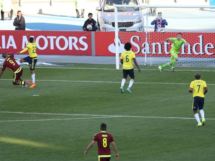 RANCAGUA, CHILE - JUNE 14: Jose Salomon Rondon of Venezuela (L) heads to score the opening goal during the 2015 Copa America Chile Group C match between Colombia and Venezuela at El Teniente Stadium on June 14, 2015 in Rancagua, Chile. (Photo by Alex Reyes/LatinContent/Getty Images)