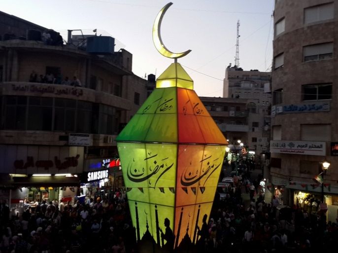 رام الله فلسطين 16 حزيران 2015 إضاءة أضخم فانوس احتفالا بحلول شهر رمضان المبارك وسط مدينة رام الله