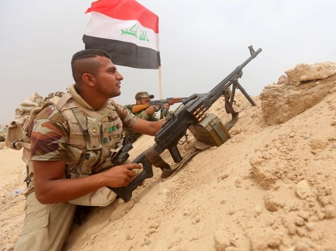 AHR15 - AL-THARTHAR, -, IRAQ : Iraqi Shiite fighters from the Popular Mobilization units hold a position on the Tharthar frontline on the edge of Anbar province, 120 kms northwest of Baghdad, on June 1, 2015. A suicide attack using an armoured vehicle packed with explosives against an Iraqi police base northwest of Baghdad killed at least 37 people, officers said. AFP PHOTO / AHMAD AL-RUBAYE