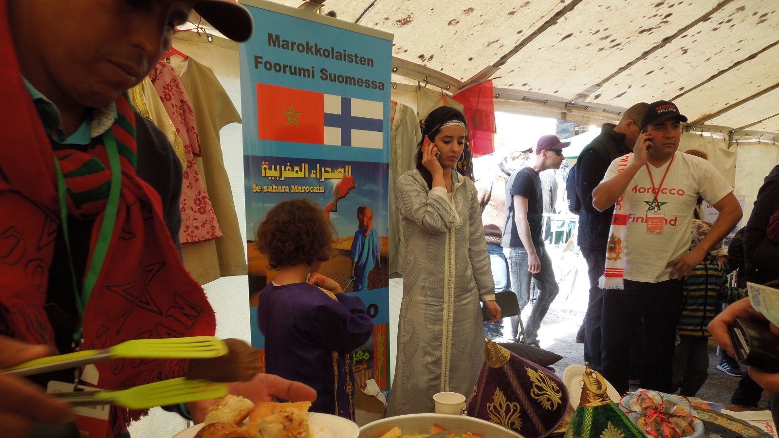 ‪الطبخ المغربي كان حاضرا في مهرجان أيام الثقافات في هلسنكي‬ (الجزيرة نت)