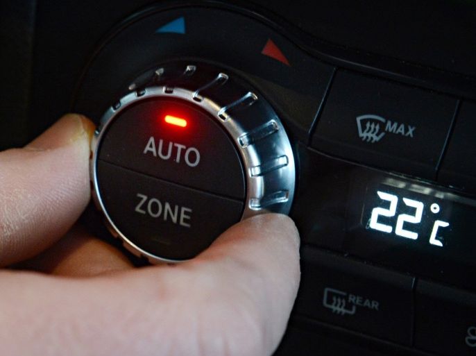 درجة الحرارة داخل السيارة ينبغي أن تتراوح بين 21 و 23 درجة مئوية. (النشر مجاني لعملاء وكالة الأنباء الألمانية “dpa”. لا يجوز استخدام الصورة إلا مع النص المذكور وبشرط الإشارة إلى مصدرها.) عدسة: dpa