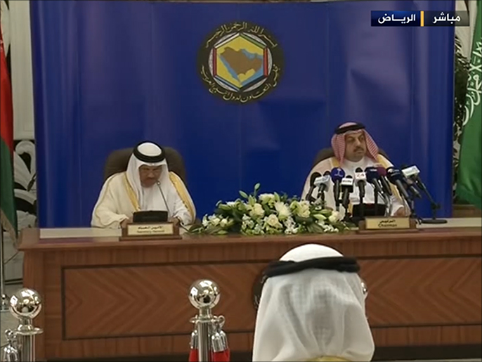 مؤتمر صحفي لوزير الخارجية القطري (يمين) والأمين العام لمجلس التعاون الخليجي بعد انتهاء دورة المجلس الوزاري بالرياض(الجزيرة)