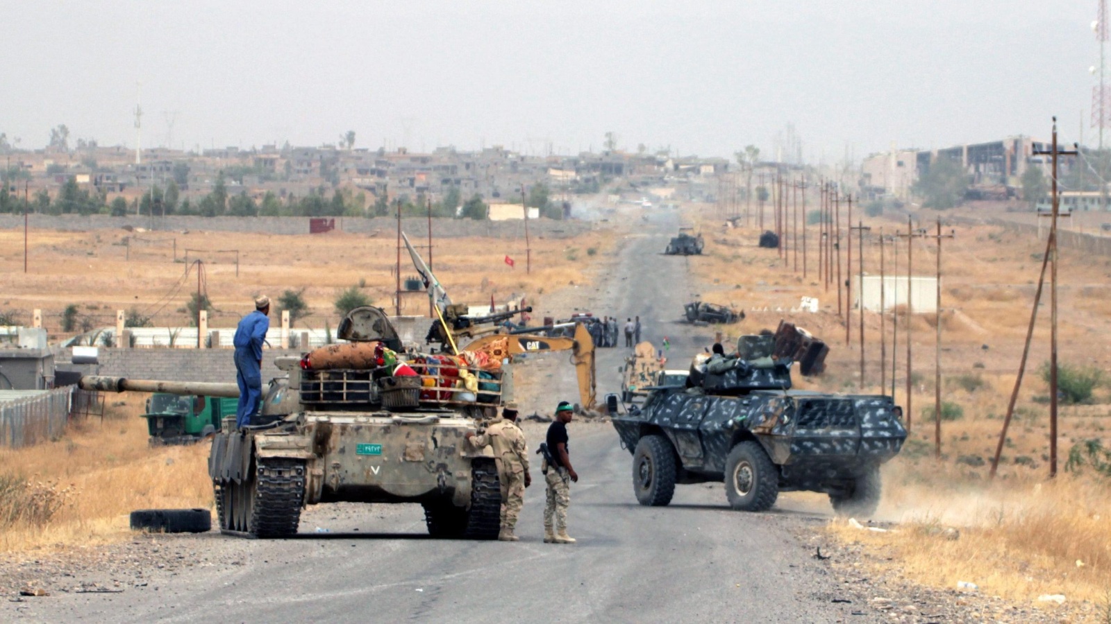‪قوات عراقية ومسلحون من مليشيات الحشد أثناء تجمعهم قبل أيام قرب مدينة بيجي‬ (الأوروبية)