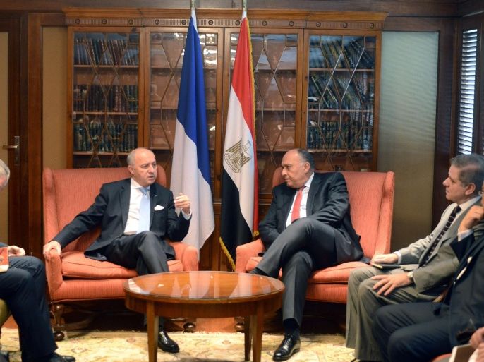 Egyptian Foreign Minister Sameh Shukri (C-R) attends a meeting with his French counterpart Laurent Fabius (C-L) in the Egyptian capital, Cairo, on June 20, 2015. During his visit Fabius will meet other Arab officials to discuss the Middle East peace process. AFP PHOTO / MOHAMED EL-SHAHED