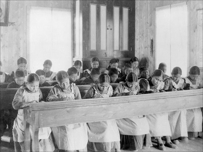 أطفال سكان كندا الأصليين وضعوا في مدارس تمنع عليهم لغتهم وتفرض المسيحية عليهم (رويترز)