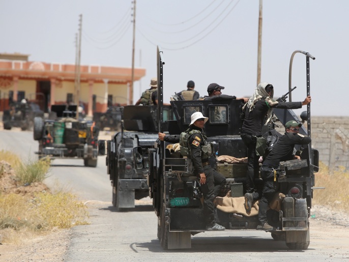 ‪قوات عراقية تنتشر في مدينة بيجي التي تشهد معارك مع تنظيم الدولة‬ (الفرنسية)