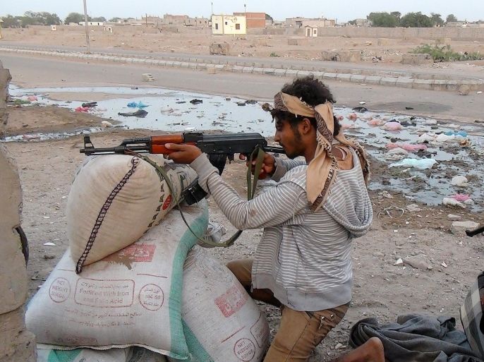 AD DALI, YEMEN - APRIL 12: Yemeni insurgent groups take security measures at the entrance to Aden, in the city of Ad Dali against Houthis on April 12, 2015, as the clashes continue between Loyalists of embattled President Abd Rabbuh Mansour Hadi and Yemen's Shiite Houthi movement.