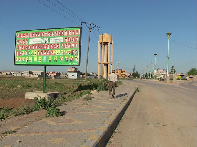 لافتة معلقة في المدخل الشرقي لمدينة عامودا 85 كلم شمال مدينة الحسكة لصور ضحايا وحدات حماية الشعب الكردية، سقطوا في المعارك مع تنظيم الدولة الاسلامية.