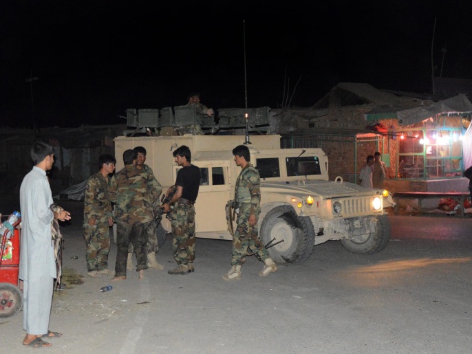 ‪قوات أمن أفغانية خلال مهمة حراسة على جانب الطريق الليلة الماضية يمنطقة تشاردارا‬ قوات أمن أفغانية خلال مهمة حراسة على جانب الطريق الليلة الماضية يمنطقة تشاردارا (الأوروبية)