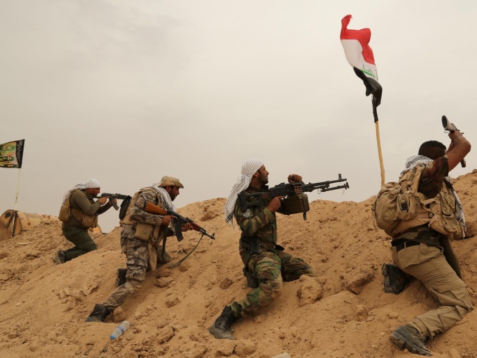 ‪قوات عراقية ومليشيا الحشد الشعبي في الخطوط الأمامية لمدينة الفلوجة‬ (أسوشيتد برس)