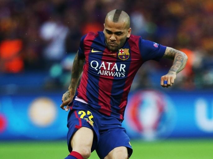 BERLIN, GERMANY - JUNE 06: Dani Alves of Barcelona controls the ball during the UEFA Champions League Final between Barcelona and Juventus at Olympiastadion on June 6, 2015 in Berlin, Germany.