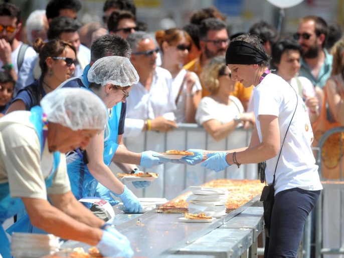 آلاف الشرائح قدمت لزوار معرض إكسبو ولبنك الطعام ()