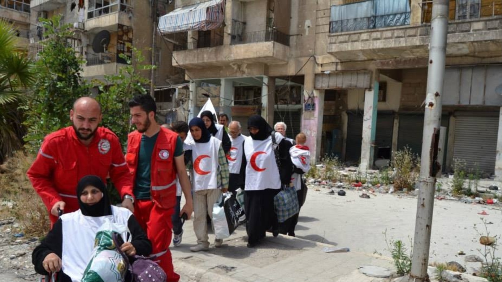 ‪جانب من عبور عدد من الحالات الإنسانية بين شطري حلب‬ (الجزيرة نت)