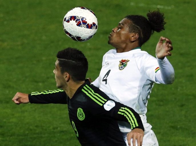 Mexico's Raul Jimenez (L) fights for the ball with Bolivia's Leonel Morales during the Copa America 2015 Group A soccer match between Mexico and Bolivia, at Estadio Sausalito in Vina del Mar, Chile, 12 June 2015.