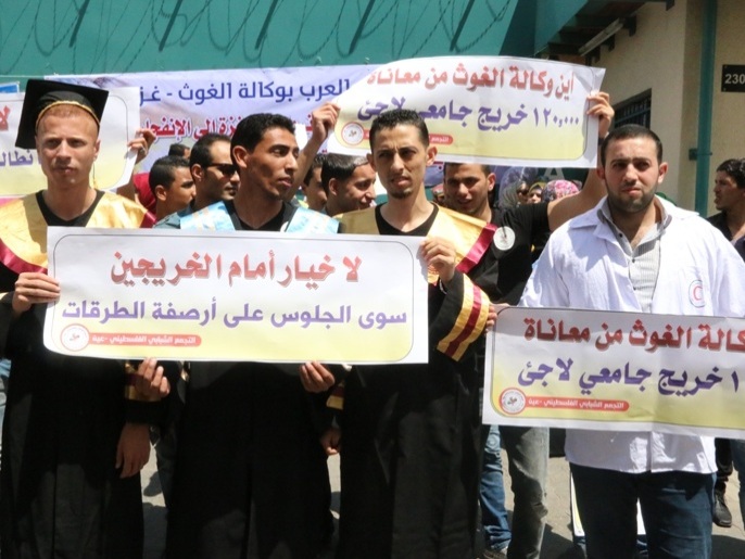 ‪خريجو جامعات يشاركون في الاعتصام مطالبين أونروا بتقديم السماعدات لهم‬ (الجزيرة نت)