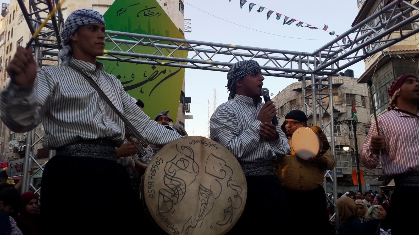 ‪احتفالات دينية في استقبال شهر رمضان وإضاءة أضخم فانوس وسط رام الله‬ (الجزيرة نت)