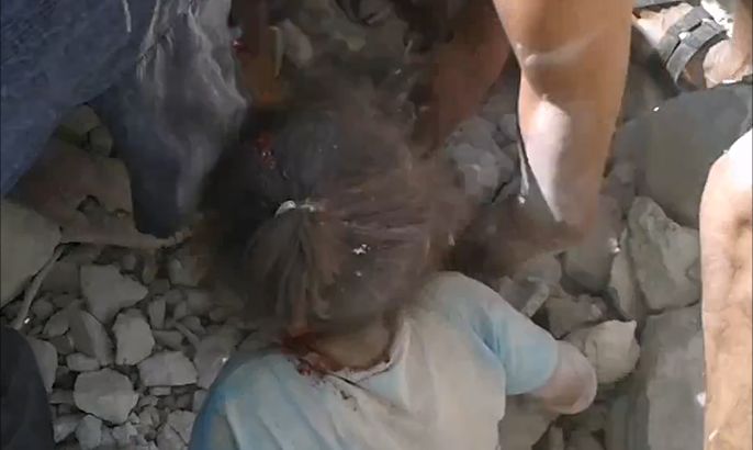 انتشال طفلة من بين الأنقاض في سرمين بريف إدلب
