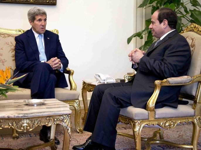 Egypt's President Abdel Fattah al-Sisi (R) meets with U.S. Secretary of State John Kerry at the presidential palace in Cairo October 13, 2014. REUTERS/Carolyn Kaster/Pool (EGYPT - Tags: POLITICS)
