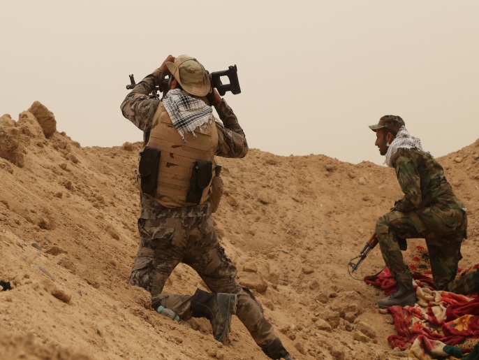 ‪مقاتلون من منظمة بدر أثناء مواجهات مع مقاتلي تنظيم الدولة في الفلوجة‬ (أسوشيتد برس)