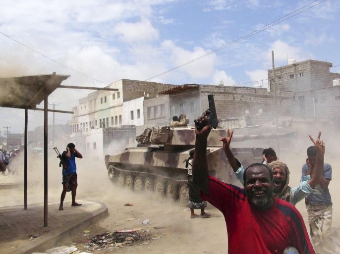 Southern Popular Resistance fighters react as one of their tanks fire at a Houthi position during fighting in Yemen's southern city of Aden May 7, 2015. REUTERS/Stringer TPX IMAGES OF THE DAY