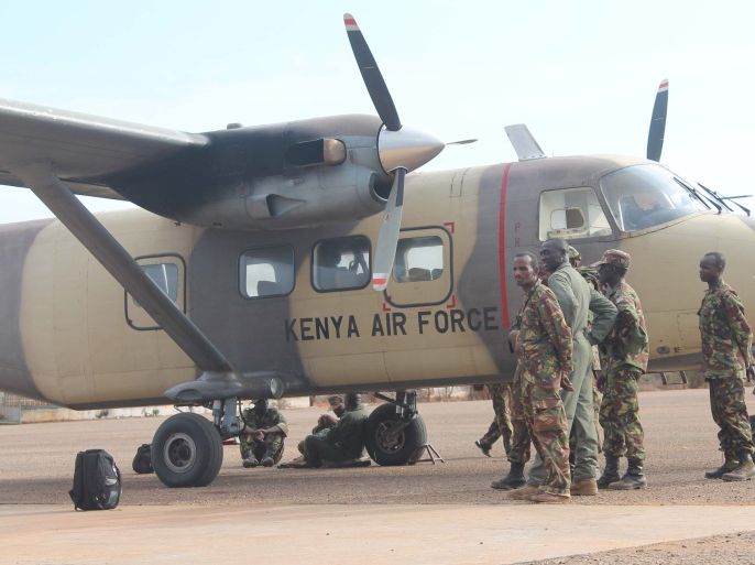 جنود كينيون بجانب طائرة تابعة لسلاح الجو الكيني بمطار كيسمايو جنوب الصومال في 8 نوفمبر/تشرين الثاني 2012.