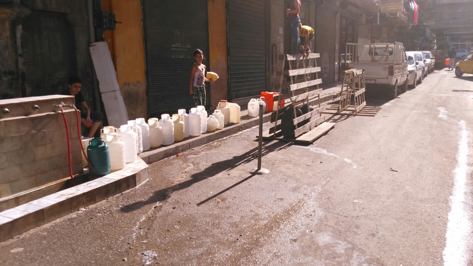 ‪جانب من مظاهر أزمة انقطاع المياه في مدينة حلب السورية‬ (الجزيرة نت)