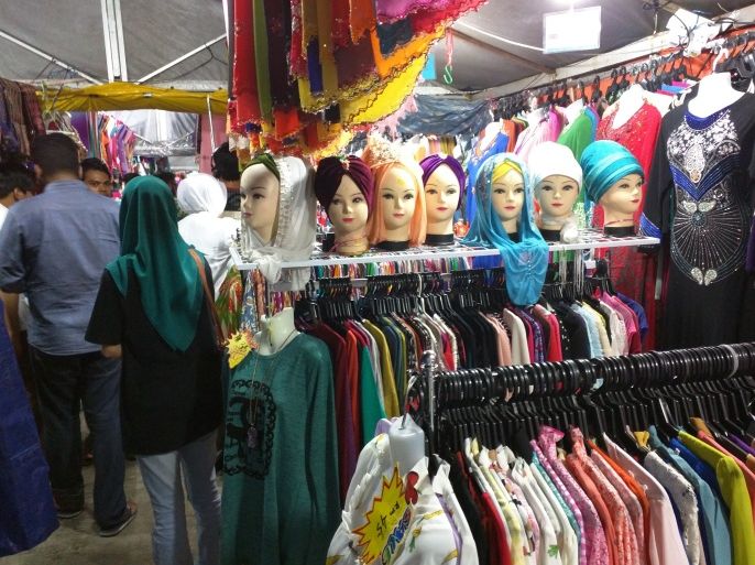 ازدحام بالأسواق الليلية بالعاصمة الماليزية كوالالامبور قبل عيد الفطر