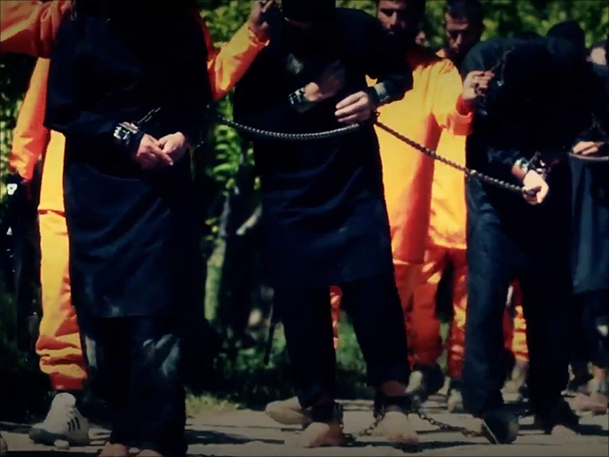 عناصر تنظيم الدولة يرتدون اللباس الأسود ووضعت السلاسل الحديدية بين أيديهم وأرجلهم (ناشطون)