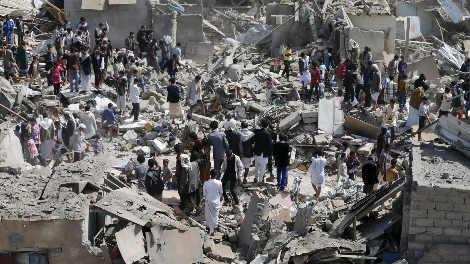 ‪آثار قصف للتحالف قبل يومين على صنعاء‬ آثار قصف للتحالف قبل يومين على صنعاء (رويترز)