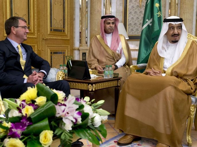 JORK108 - Jeddah, -, SAUDI ARABIA : US Defence Secretary Ashton Carter (L) meets with Saudi King Salman (R) at Al-Salam Palace in Jeddah on July 22, 2015. Carter landed in Saudi Arabia as part of a regional tour aimed at reassuring Washington's allies over a nuclear deal with Iran. AFP PHOTO / POOL / CAROLYN KASTER