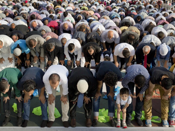 مسلمون يؤدون صلاة عيد الفطر الماضي في بوخارست (أسوشيتد برس)