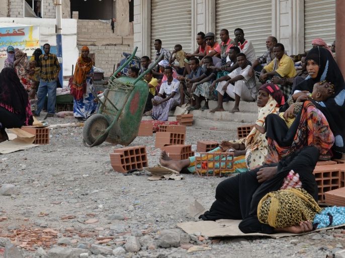 لاجئون صوماليون يجلسون على الرصيف بعد عجزهم من الحصول على مكان آمن بمدينة عدن